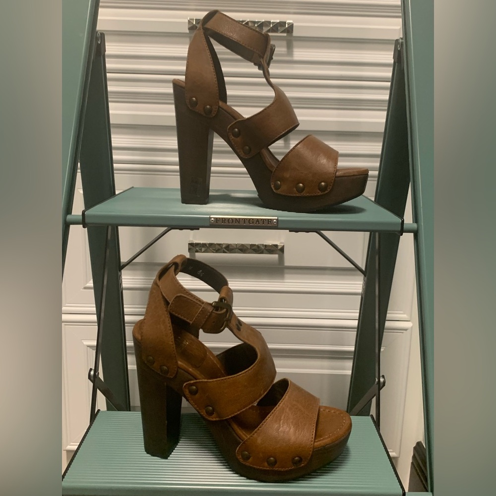 Brown leather Stuart Weitzman platform sandals.